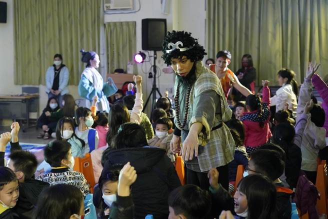 演员至台下与小朋友有奖徵答互动。（金山公所提供／叶德正新北传真）