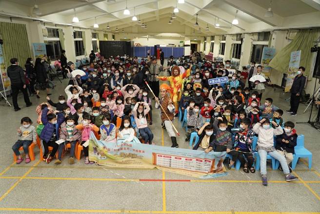 新北市金山区公所推出第一届「儿童艺文月」巡迴展演，现场贵宾、小朋友与演员大合照。（金山公所提供／叶德正新北传真）
