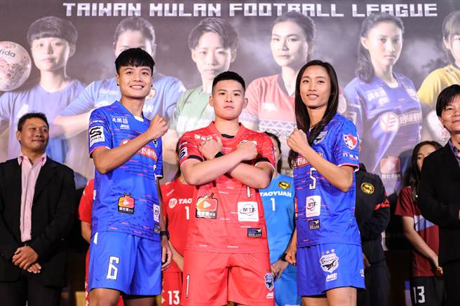 去年亚军台中蓝鲸延揽泰国后卫颂赛（左），加上去年金靴后包欣玄（右）与香港国门吴卓蔚，新球季来势汹汹。（中华足协提供）