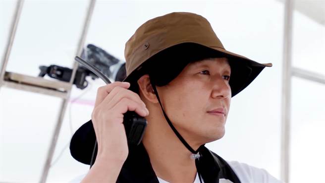 朴星雄掌舵就怕突然晕船。（东森戏剧台提供）