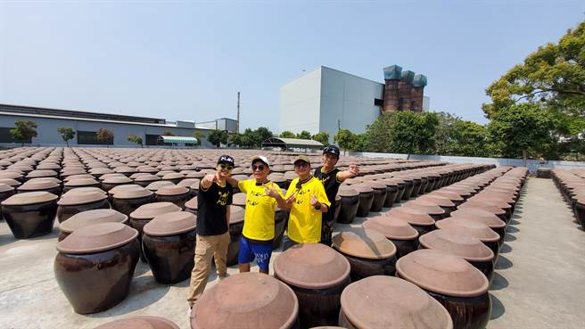 《综艺玩很大》鹿希派（左起）、吴宗宪、KID、黄镫辉。（三立提供）