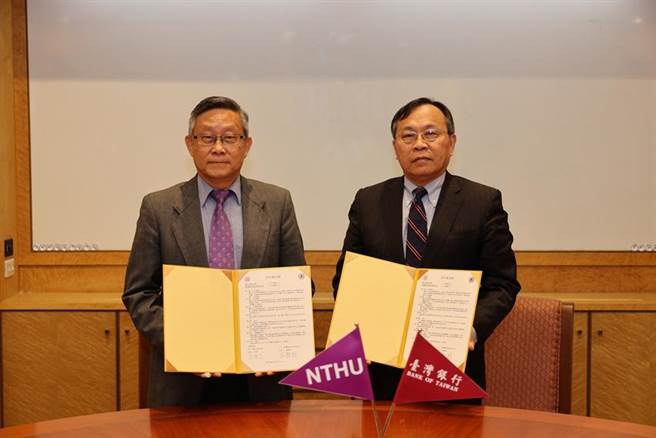 国立清华大学校长贺陈弘(左)与臺湾银行董事长吕桔诚(右)签署合作备忘录后合影。（图／臺湾银行提供） 
