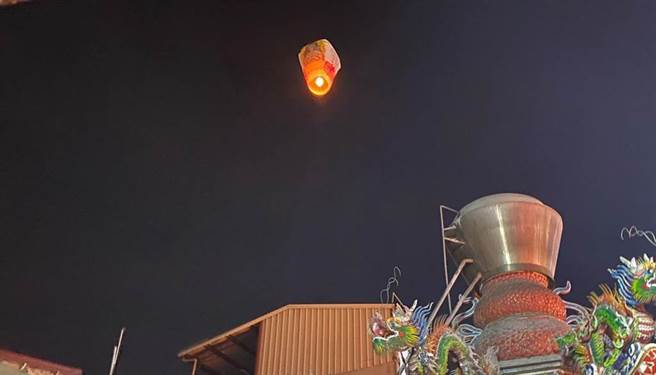 写满信眾祝福及愿望的「天灯妈」冉冉上达天听，照亮大甲夜空。（王文吉摄）
