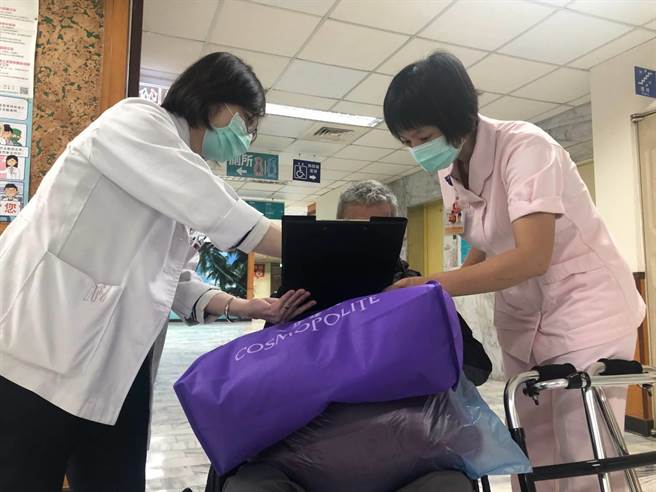 黄阿伯被救护车送到卫福部立朴子医院，住院快2周，在医护人员细心照料下，健康慢慢恢復。（读者提供／张毓翎嘉义传真）