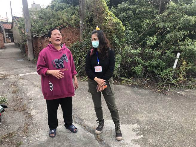 接触过黄阿伯个案的医护人员，都为当地里长萧吴王珠（左）的善心动容。（读者提供／张毓翎嘉义传真）