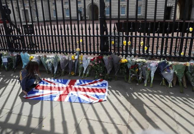 菲立普亲王过世，许多民眾到白金汉宫前献花。（图／美联社）