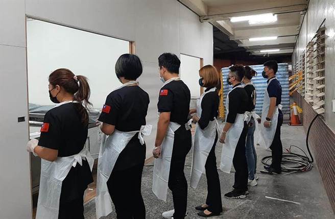 76行者遗体美容修復团队无偿驻点花莲殡仪馆，为罹难者修补大体。（翻摄王薇君脸书）