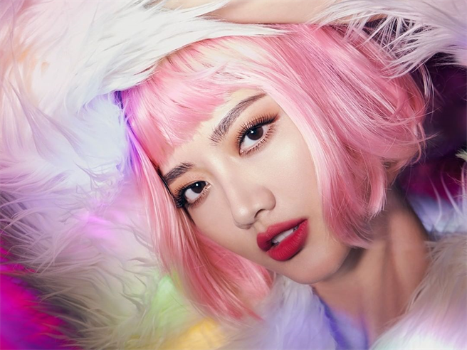 MODEL使用1028飞激浓瞬翘防水睫毛膏，刷出浓密的扇形睫毛。（图／品牌提供）