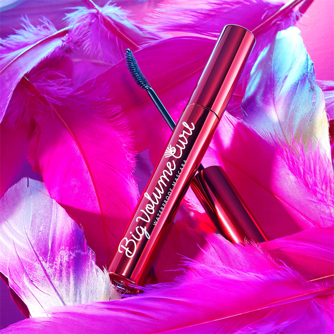 1028与韩国美妆团队歷经两年共同研发打造飞系列家族新生力军「飞激浓瞬翘防水睫毛膏」。（图／品牌提供）