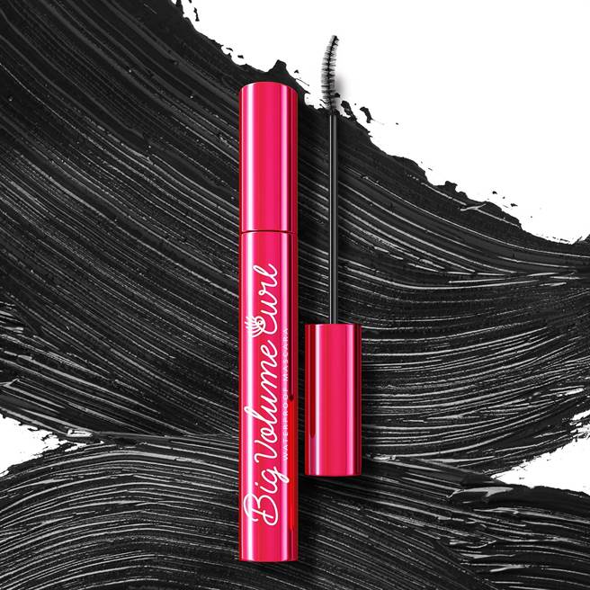 羽量浓郁膏体搭配纤细微弧刷头，让睫毛根部浓密，尖端细致，刷出激浓扇形睫。（图／品牌提供）