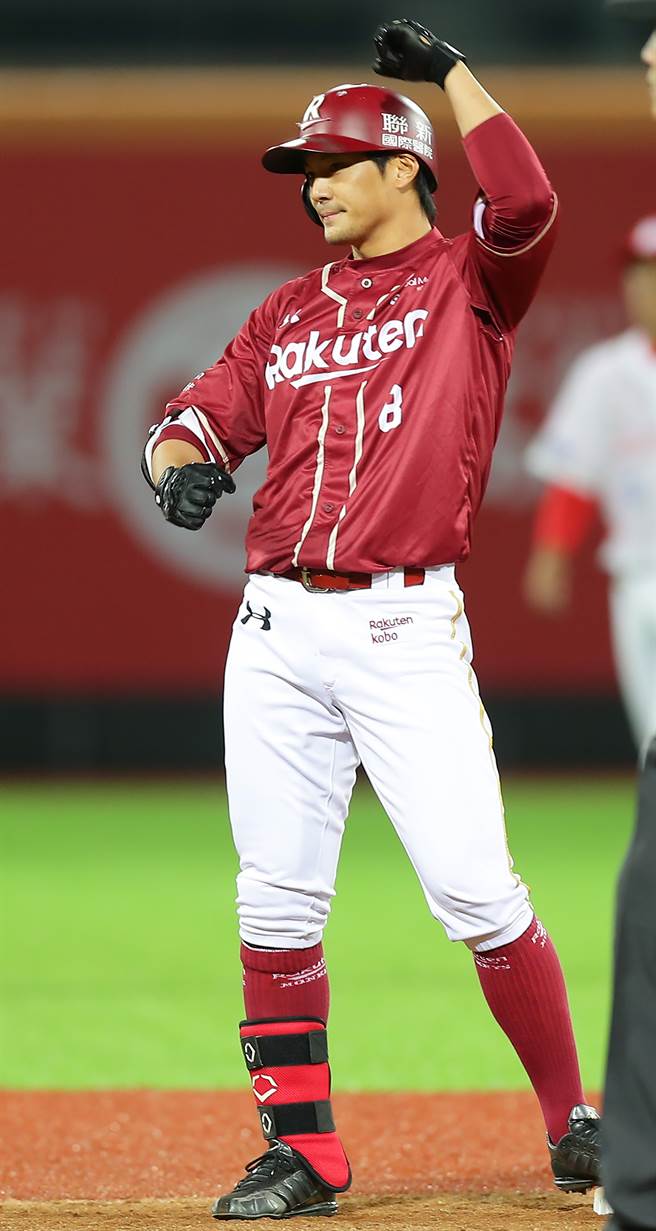 乐天桃猿詹智尧在11局上敲出致胜二垒安打。（季志翔摄）