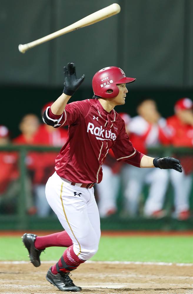 乐天桃猿詹智尧在11局上敲出致胜二垒安打。（季志翔摄）