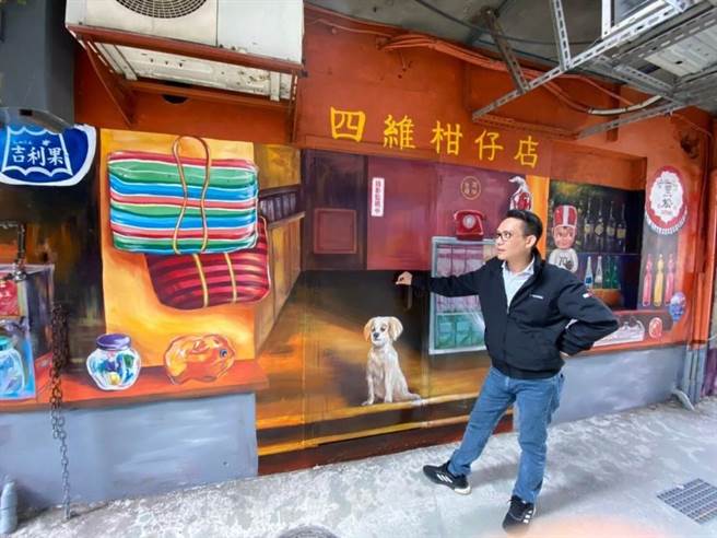 新北市政府結合了地方發展特色，將汙水下水道完成用戶接管後巷彩繪的主題選定為「60年代舊新莊」。（水利局提供）