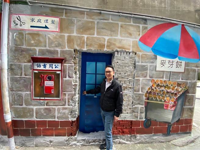 新北市政府結合了地方發展特色，將汙水下水道完成用戶接管後巷彩繪的主題選定為「60年代舊新莊」。（水利局提供）