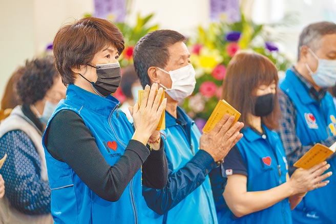 台東縣政府8日在台東市立殯儀館為罹難者舉行頭七追思法會，縣長饒慶鈴盼不要再讓東部人用生命拚回家的路。（台東縣政府提供／蔡旻妤台東傳真）