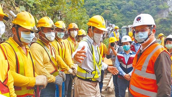 交通部長林佳龍（右）8日再到事故現場巡視時表示，20日通車應沒問題，重申會負起政治責任。（交通部提供／王志偉花蓮傳真）