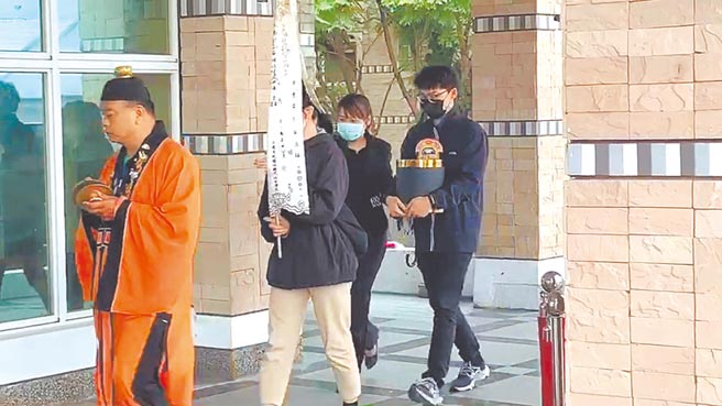 台鐵太魯閣意外釀50死，台鐵員工女兒卓思潔也罹難，由於受到面部受重創，經修復團隊多日努力下，終於完成，遺體由花蓮運回台東市立殯儀館。（蔡旻妤攝）