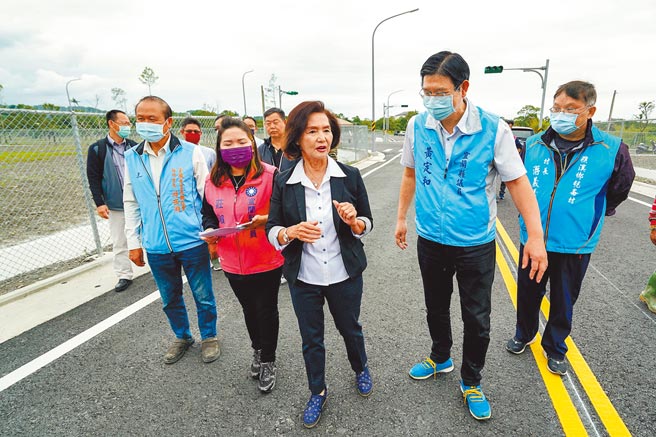 宜兰县长林姿妙（右三）等人昨前往一结工业区现勘公共设施。（李忠一摄）