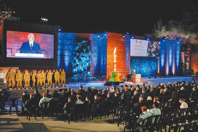 以色列7日晚在耶路撒冷亚德瓦希姆大屠杀纪念馆举行纪念活动。（新华社）