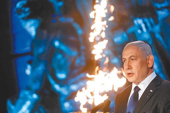 以色列总理纳坦雅胡在大屠杀纪念日活动上发表讲话。（新华社）