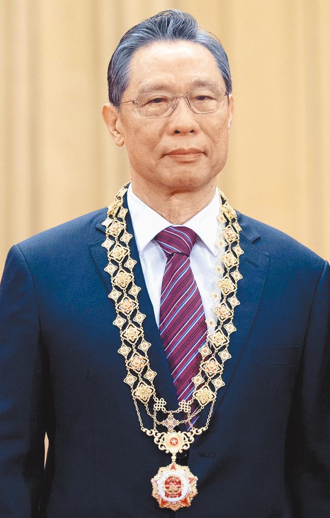 中国工程院院士锺南山成为大陆家喻户晓的防疫英雄。图为2020年11月10日他获颁「共和国勛章」。（新华社）