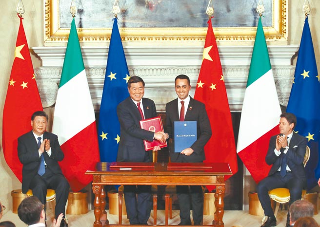 美研究机构认为，大陆与外国的基建合作合约，易让外国陷入债务陷阱。图为2019年中国国家主席习近平（左）在罗马与义大利总理孔特（右），见证签署推进一带一路建设的谅解备忘录。（中新社）