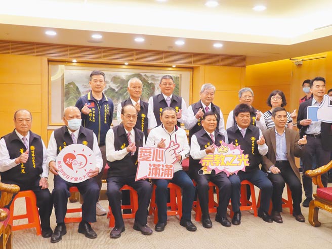 竹林山觀音寺8日拜會新北市長侯友宜，將捐助1600萬元善款與消防設備。（葉德正攝）