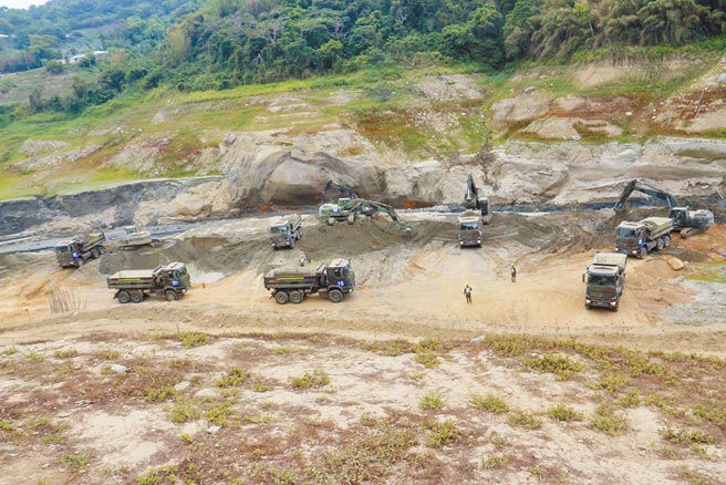 国军协助鲤鱼潭水库清淤工程，目前进度超前，力求在汛期来临前提升水库蓄水量。（何冠娴摄）