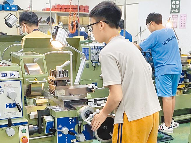 桃园市国中技艺教育各职类技艺竞赛4月举行，机械制图与车床组技艺竞赛由光启高中承办，车床使用的是全新的威赫工具机，让学生可以展现实力。（校方提供／赖佑维桃园传真）