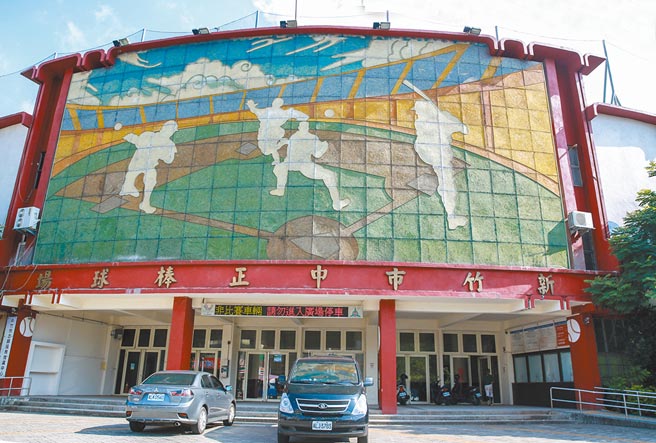 新竹市立棒球場已拆除原地重建。（羅浚濱攝）