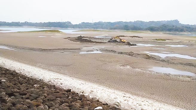 仁義潭3月底展開清淤作業，並將部分水源輸送至下游的蘭潭水庫，目前1天大概清運800立方公尺。（讀者提供／呂妍庭嘉義傳真）