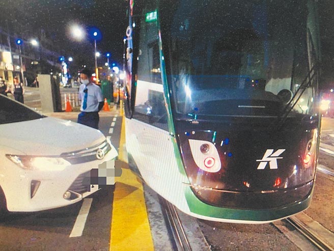 輕軌號稱「閱讀城市的最佳載具」，但在高雄，卻常見汽機車誤判號誌、闖入軌道釀成事故。（高市前鎮警分局提供／袁庭堯高雄傳真）