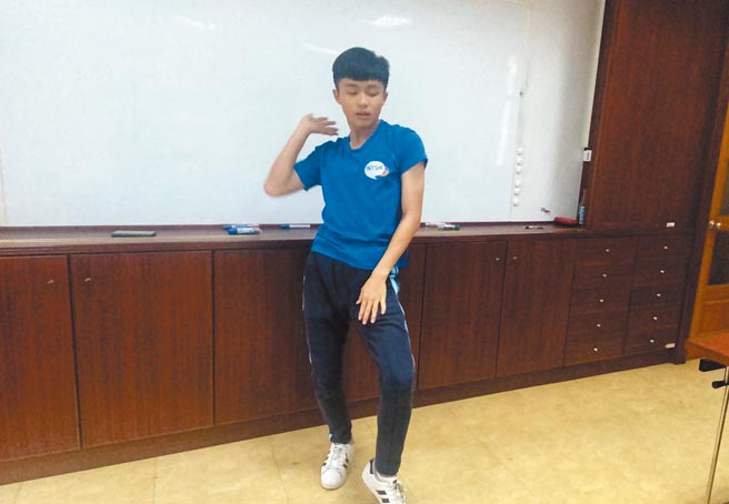 就讀台東高中、熱愛街舞的巫宗諺，經過高壓4小時徵選，以特殊選才管道榮獲台北市立大學榜首。（蔡旻妤攝）