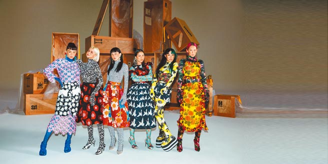 「HUR」团员由席子淇（左起）、连颖、裴颉、巴伦月、利善榛、C.Holly组成。（AOA ENTERTAINMENT LAB提供）