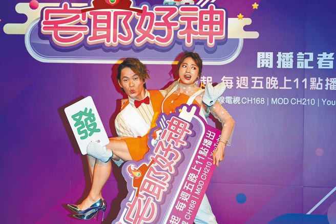 黄镫辉（左）昨在记者会上戴隔热手套公主抱阿喜。（狼谷育乐台提供）