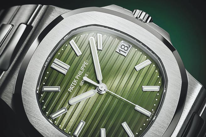百达翡丽金鹰Nautilus腕表向来热销，加上表盘是超热门的橄榄绿，更让人惊艳。（百达翡丽提供）
