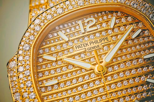 百达翡丽金鹰Nautilus系列满钻版Ref.7118/1450R-001高级珠宝表，镶满2553颗钻石。（百达翡丽提供）