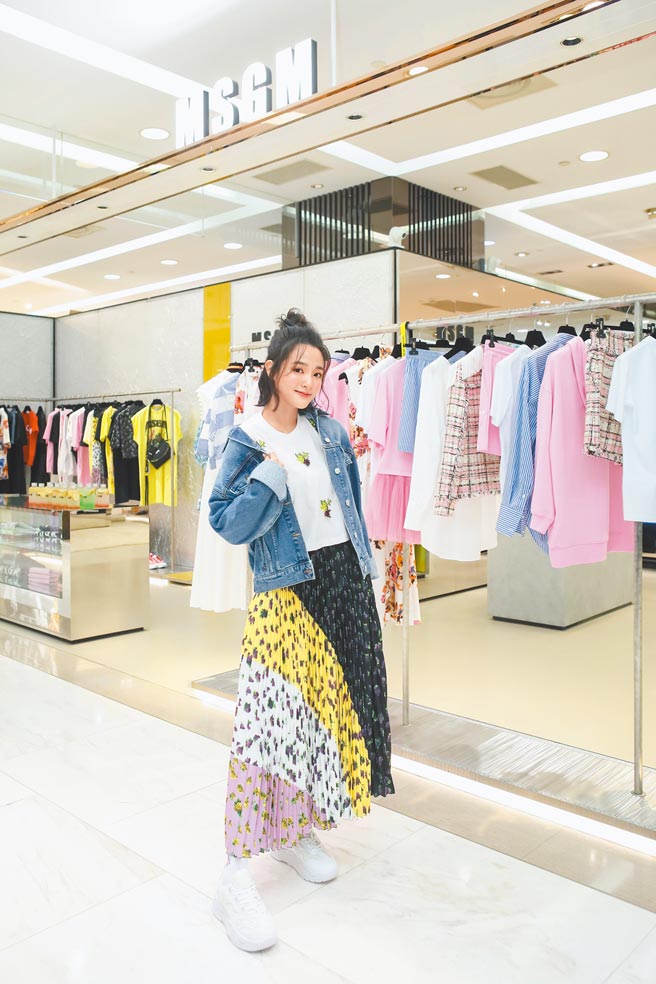 王淨身穿MSGM展現個人少見的色彩搭配，葡萄串短版上衣1萬6800元、葡萄印花百褶長裙2萬3300元、牛仔外套1萬7800元。（藍鐘提供）