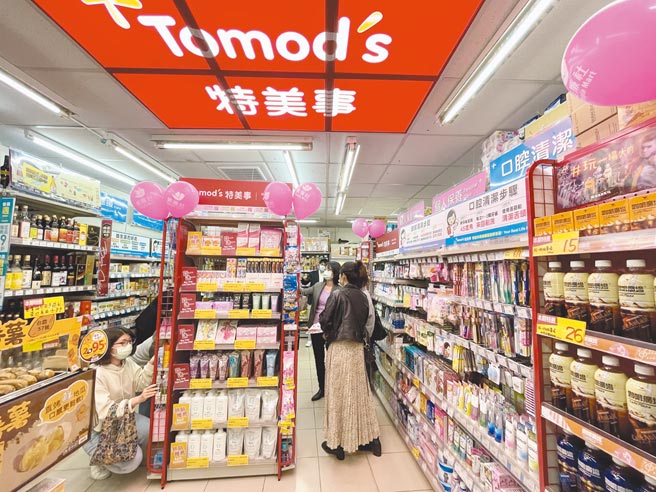 美廉社与Tomod's复合店的招牌有双品牌识别，店内贩售Tomod's的区域上方增加专属天花板LED照明，让消费者轻松查找需要的商品。（美廉社提供）