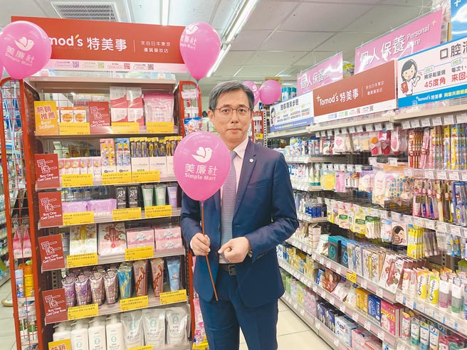 美廉社总经理邱光隆表示，第2季前会改装21家美廉社，升级为与Tomod’s的复合店。（郭家崴摄）