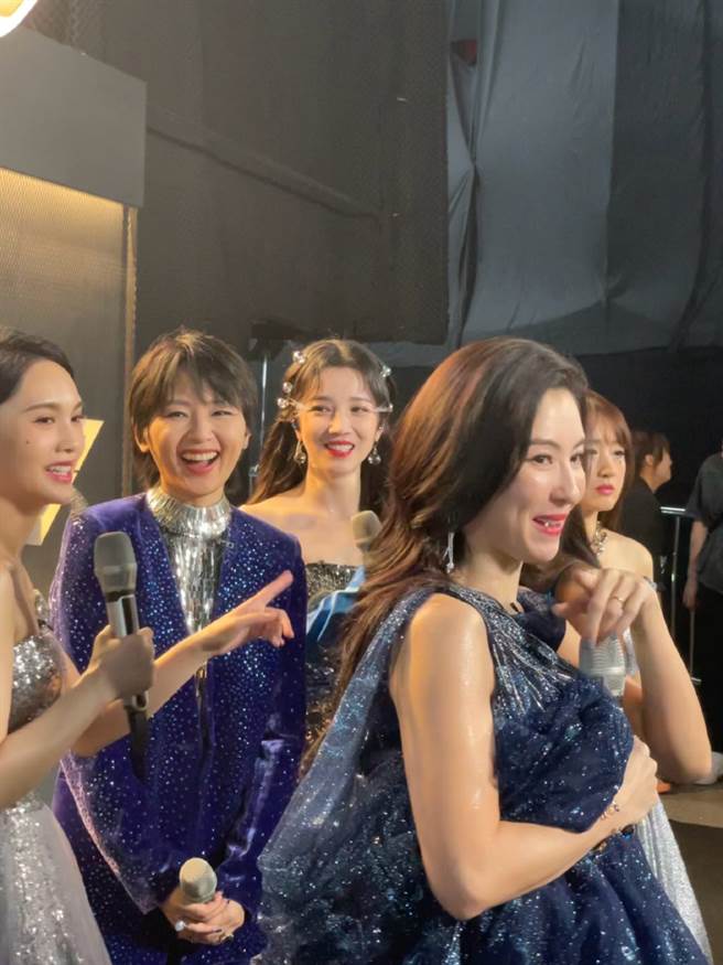 張柏芝慘遭陳小紜曝光僵臉粗腰照。(取自陳小紜微博)