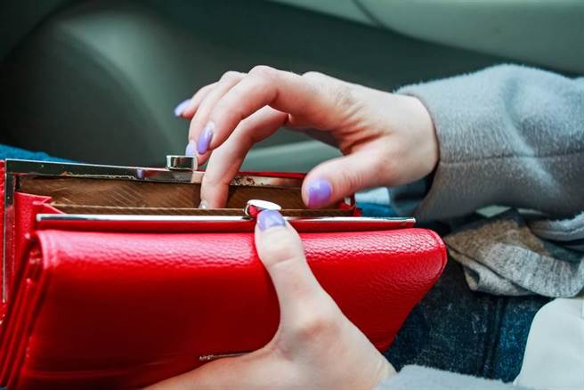 许多人都知道钱包比马桶脏，挑对材质并做好清洁，能降低细菌污染程度。医师也提醒，别和3种东西放一起。(示意图/Shutterstock)