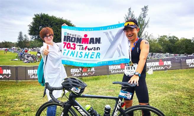 对岑永康来说，运动就是生活的一部份，他觉得一天没运动，心里就痒痒的、浑身不对劲，老婆张佩珊也很支持他。(图/岑永康、康健杂志提供)