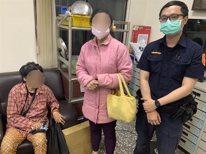 家住北屯区的张姓阿嬷（图左）有失智症状，有时出门后便会忘记目的地。（台中市警三分局提供／张妍溱台中传真）