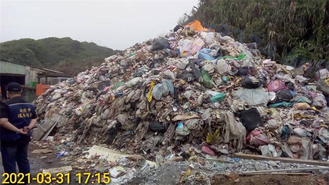 新北市環保局上月底再度前往稽查，廠區內仍堆放許多垃圾。（新北市環保局提供／葉書宏新北傳真）