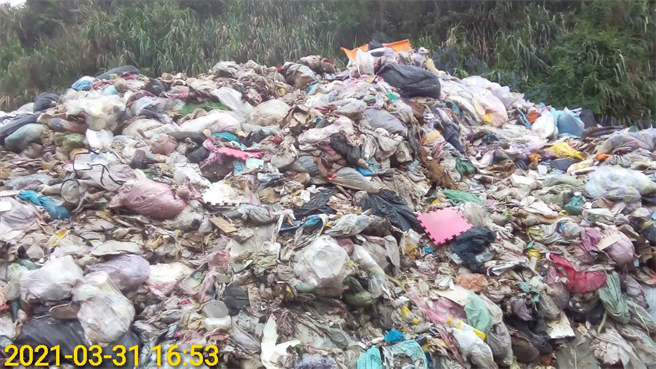 新北市環保局上月底再度前往稽查，廠區內仍堆放許多垃圾。（新北市環保局提供／葉書宏新北傳真）