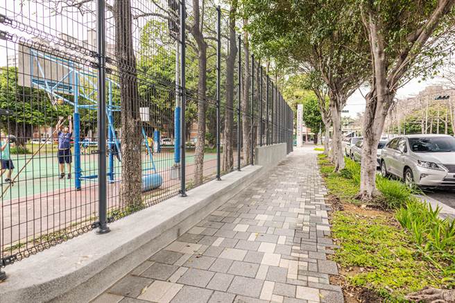 市府完成1.4公里长的三民国中通学步道，并将原本厚重围墙改为通透式围墙，使校园视觉变得宽阔。（罗浚滨摄）