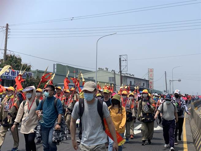 大甲妈祖9天8夜遶境行程预计下午1点后进入彰化县，沿途信眾簇拥膜拜，较去年热络许多。(林欣仪摄)