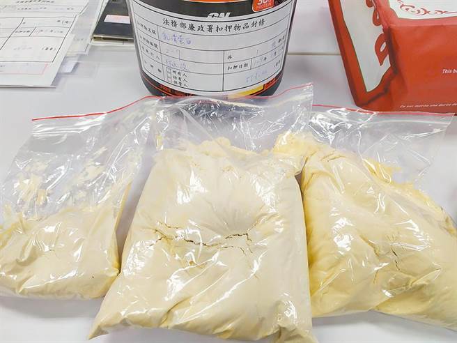 明阳中学教导及管理员私运乳清蛋白粉。（高雄地检署提供／袁庭尧高雄传真）