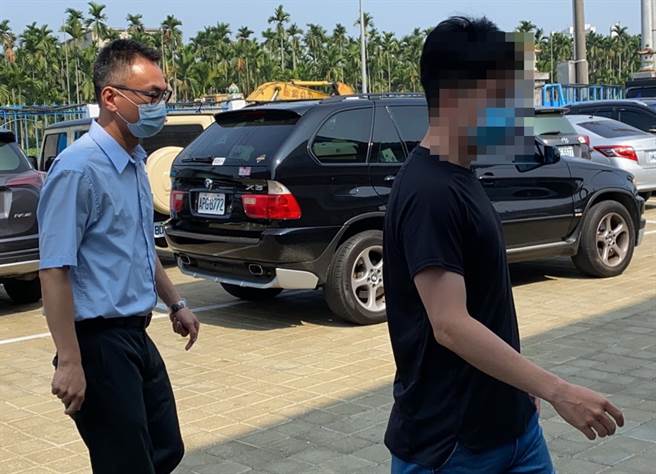 检警（左）与曾女丈夫（右，黑衣者）10日前往殡仪馆，到场时眼眶泛泪不发一语。（潘建志摄）